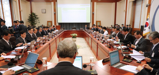 박근혜 대통령이 12일 청와대에서 열린 임시국무회의를 주재하고 있다. 이날 국무회의에서는 8·15 광복절 특별사면·특별감형·특별복권·특별감면 조치를 의결해 사면 대상자를 최종 확정했다.